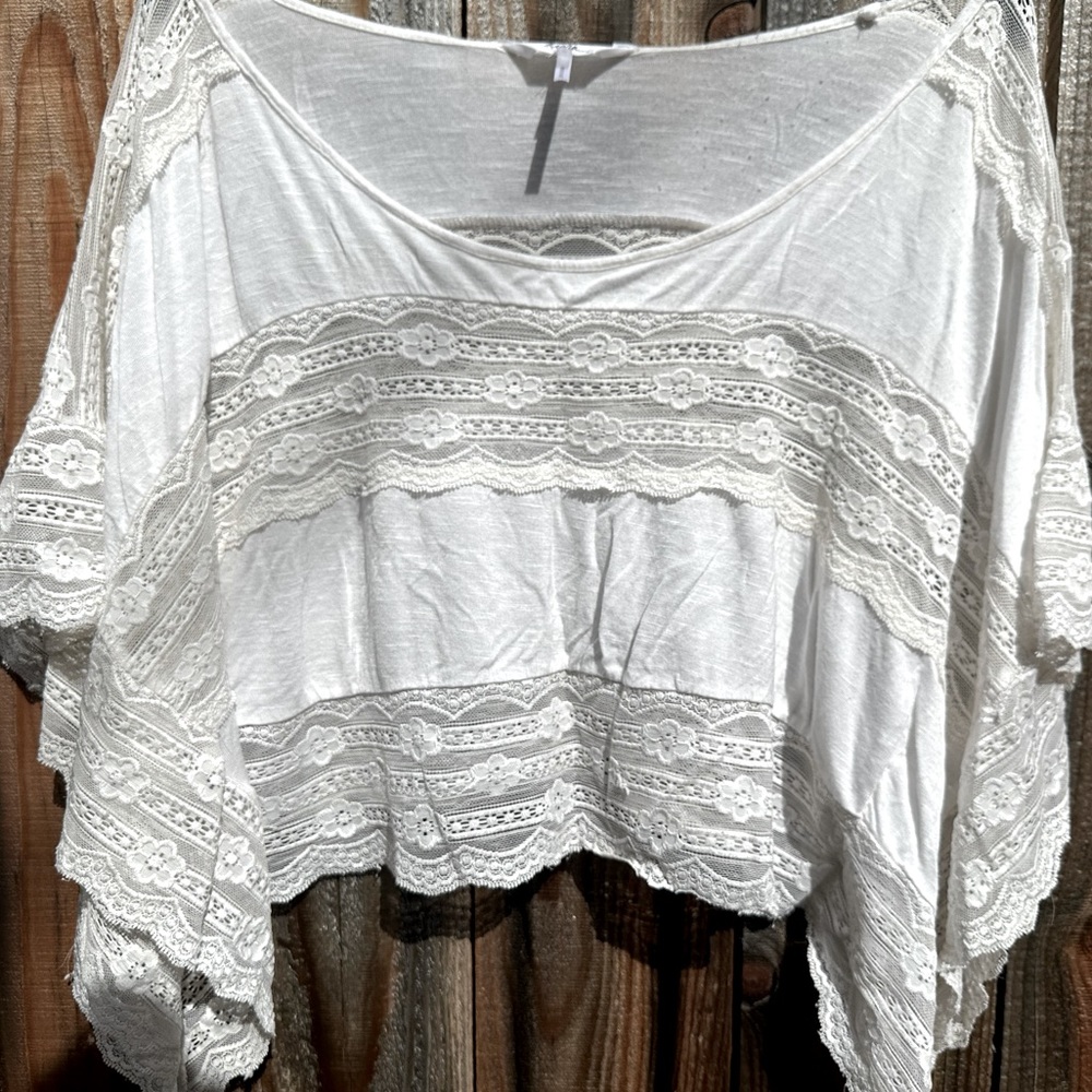 Sheer, lace crop-top.
SIZE: S
COLOR: White
BRAND: Kirra